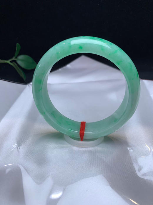 620452，56.5宽版满果绿正圈，版型很好，满圈带绿底。底妆也很细腻 商品图0