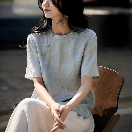 *【姹弥】新中式提花斜襟盘扣上衣 提花纹理细腻如墨入画 彰显东方韵味 独特斜襟与盘扣设计完美融合 展现优雅气质 商品图3