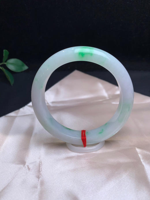 620449，58 飘阳绿正圈手镯 ，清新干净的底色，飘几抹阳绿，秀气 商品图0