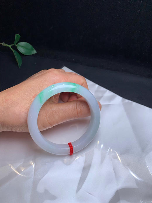 620448，56飘绿正圈手镯 ，底妆均匀干净，润润的 ，一截清新阳绿色 商品图5