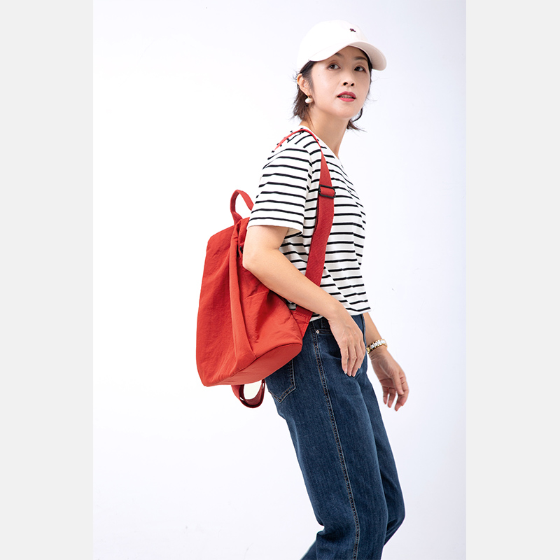 轻便日系尼龙双肩包