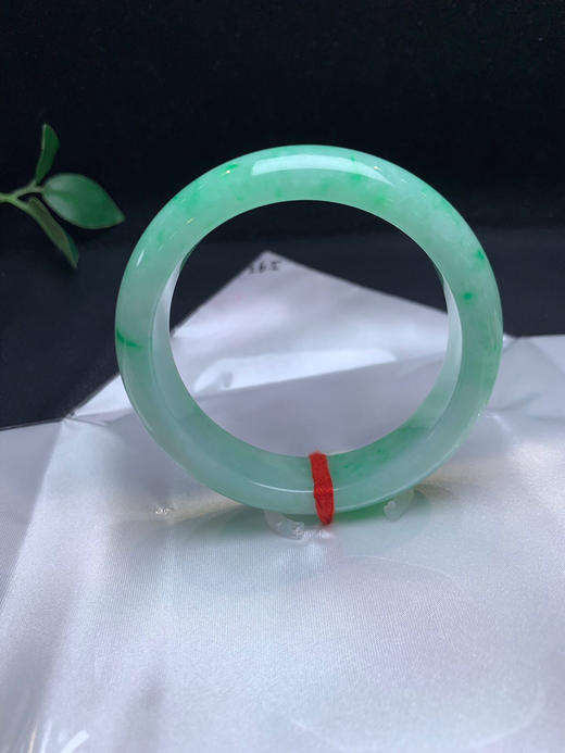 620452，56.5宽版满果绿正圈，版型很好，满圈带绿底。底妆也很细腻 商品图3