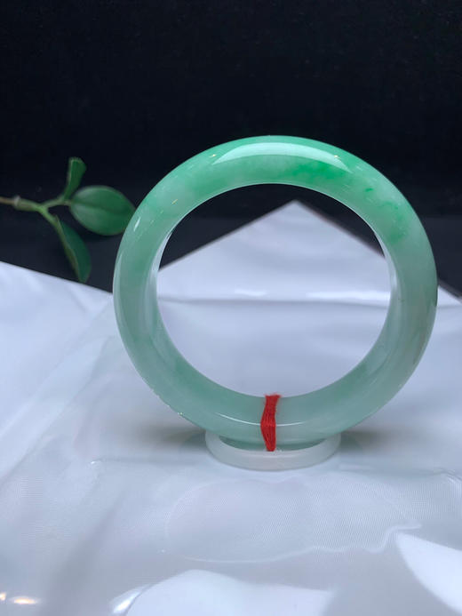 620451，53.5果绿底手镯，大半圈带绿底色，底妆干净 商品图0