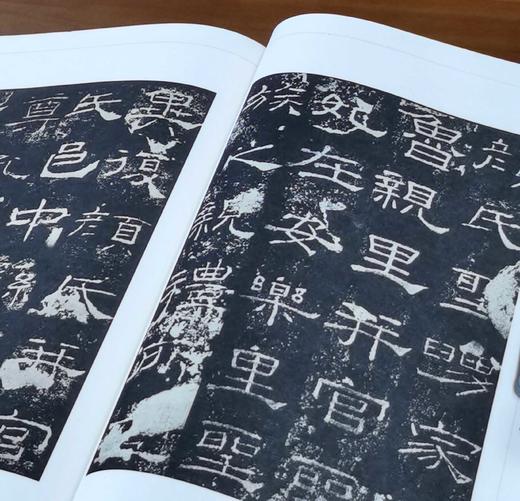 《中国传世篆隶书极品原色帖》，线装，大16开，330*225mm，一函三册，手工宣纸，李翰文编选，金坛市古籍印刷厂印刷， 万卷出版公司2008年12月一版一印，定价:840，售价:220 商品图14