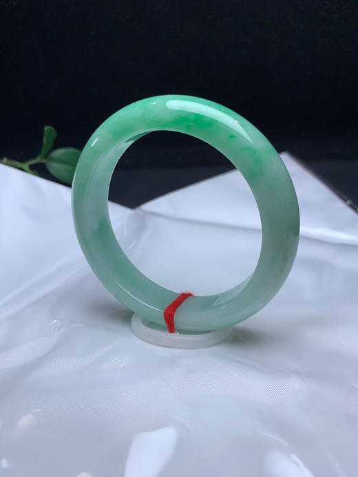 620451，53.5果绿底手镯，大半圈带绿底色，底妆干净 商品图3
