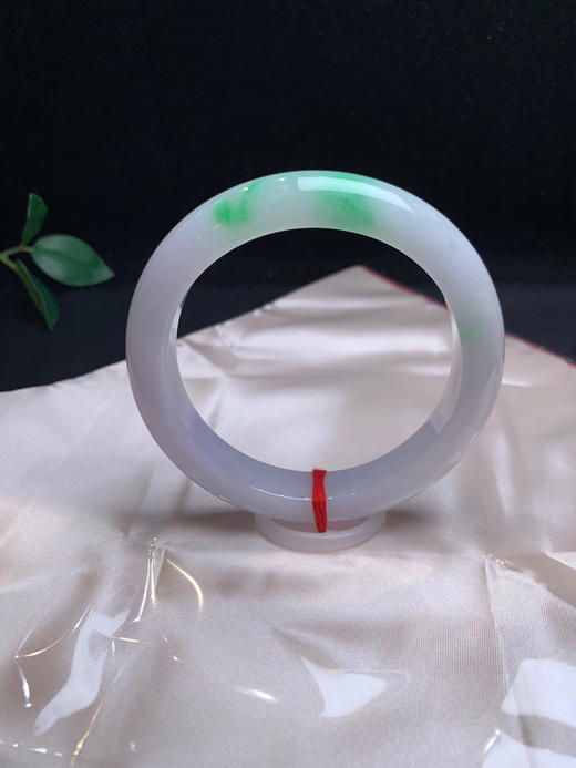 620450，60淡春彩手镯，淡淡的紫底，一截飘阳绿色 商品图2