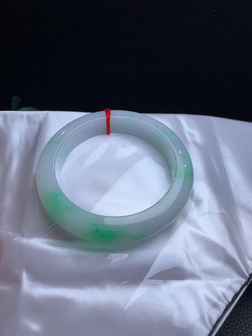 620454，58.8飘阳绿手镯，条形不错，飘阳绿色， 甜甜的，润润的，干净清新 商品图4