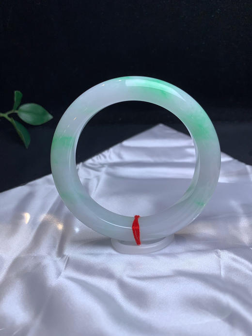 620454，58.8飘阳绿手镯，条形不错，飘阳绿色， 甜甜的，润润的，干净清新 商品图2