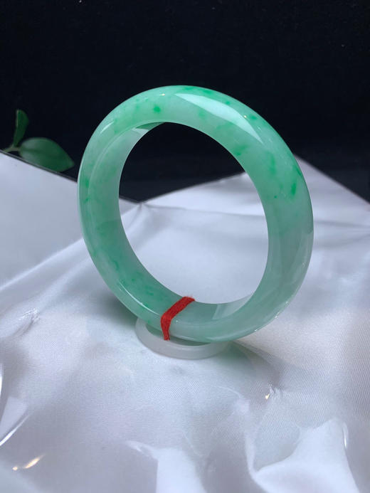 620452，56.5宽版满果绿正圈，版型很好，满圈带绿底。底妆也很细腻 商品图1