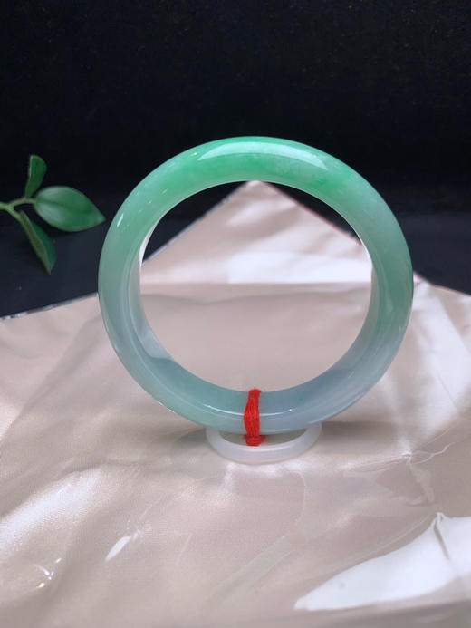 620453，57.8绿底正圈手镯，大半圈绿底色，底妆均匀干净，有水头 商品图2