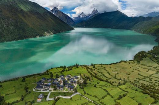 <西藏四飞7日游（6人高端纯玩小团）>圣湖纳木错、松赞林卡酒店深度体验、藏装体验（市内旅拍+贡布地区服饰体验）、布达拉宫、巴松措、米林希尔顿庄园：转经广场锅庄晚会、大昭寺入内（含景区耳机） 商品图1