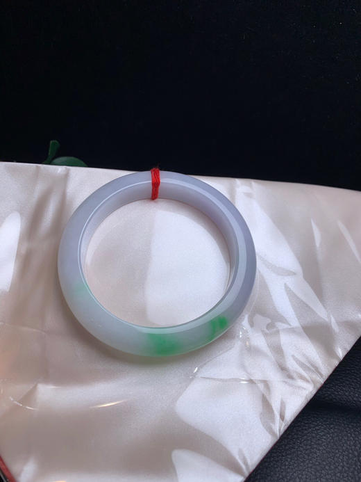 620450，60淡春彩手镯，淡淡的紫底，一截飘阳绿色 商品图4