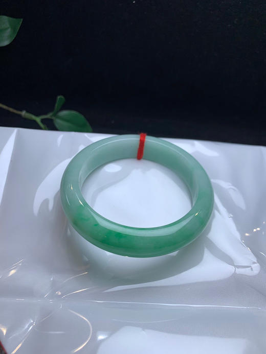620451，53.5果绿底手镯，大半圈带绿底色，底妆干净 商品图4