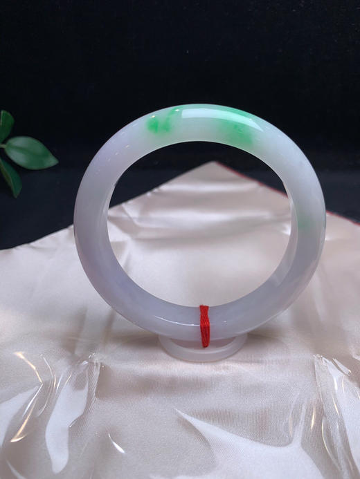 620450，60淡春彩手镯，淡淡的紫底，一截飘阳绿色 商品图0