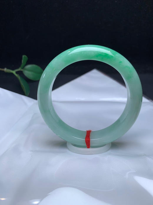 620451，53.5果绿底手镯，大半圈带绿底色，底妆干净 商品图1