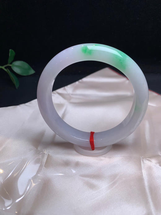 620450，60淡春彩手镯，淡淡的紫底，一截飘阳绿色 商品图1