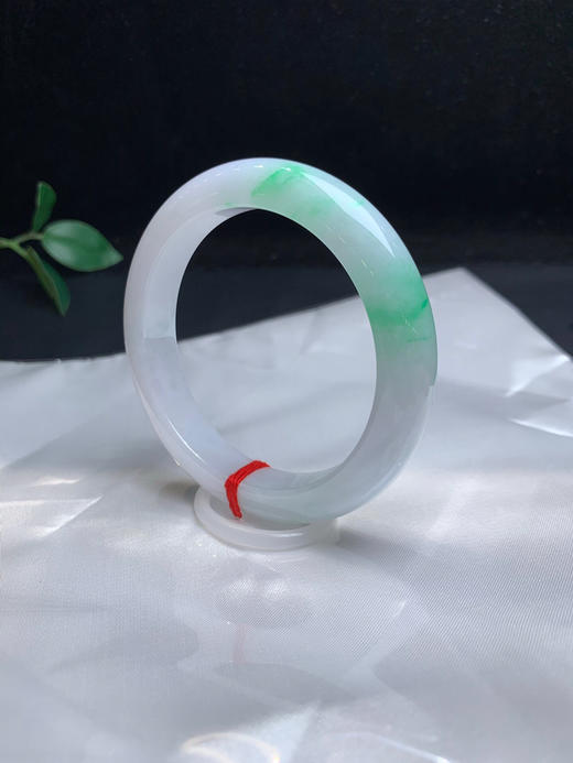 620448，56飘绿正圈手镯 ，底妆均匀干净，润润的 ，一截清新阳绿色 商品图1