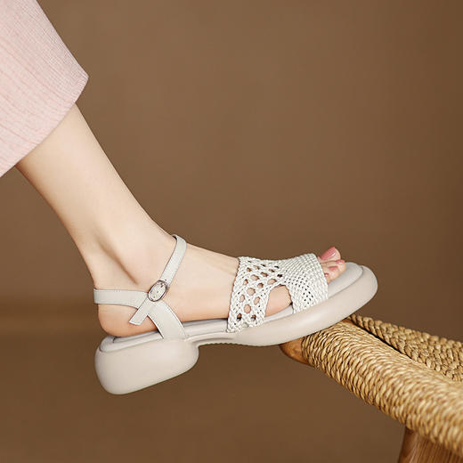 【预售5天】法式编织镂空厚底凉鞋女夏2025新款中跟露趾软底一字带鱼嘴罗马鞋&5-923 商品图1