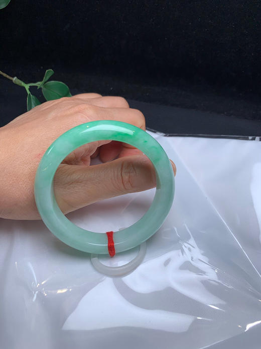 620451，53.5果绿底手镯，大半圈带绿底色，底妆干净 商品图5