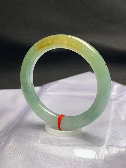 620457，53.8圈口，糯冰晴底飘黄翡圆条美人条，晴绿底色飘黄翡，种老水足 商品图2