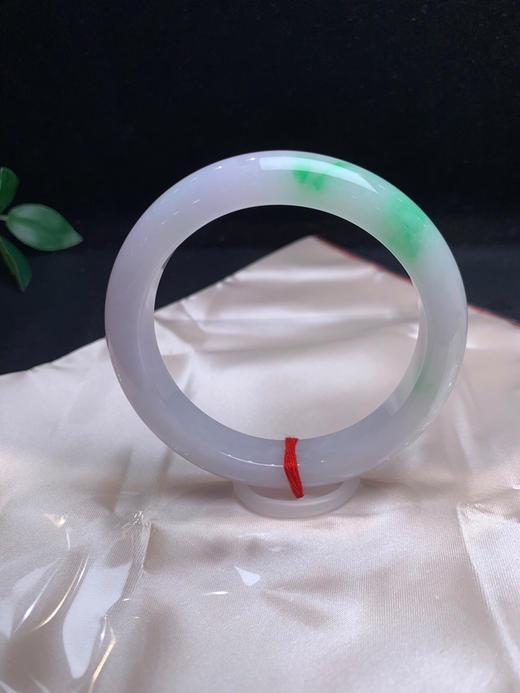 620450，60淡春彩手镯，淡淡的紫底，一截飘阳绿色 商品图3