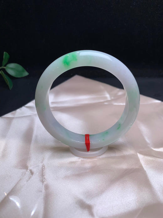 620449，58 飘阳绿正圈手镯 ，清新干净的底色，飘几抹阳绿，秀气 商品图1