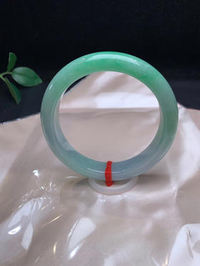 620453，57.8绿底正圈手镯，大半圈绿底色，底妆均匀干净，有水头