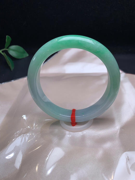 620453，57.8绿底正圈手镯，大半圈绿底色，底妆均匀干净，有水头 商品图0
