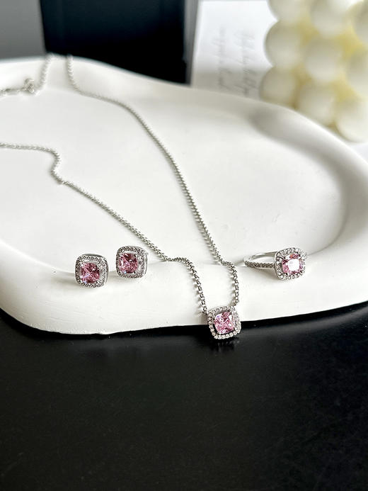 现货 THS-无 ap家 Monaco 玫瑰密镶方形粉钻饰品 耳饰/项链/戒指 3色 CU1316 商品图6