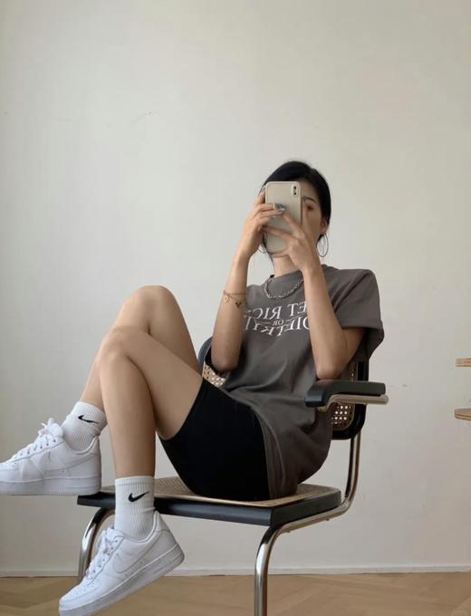 【耐克男女情侣款袜子长筒袜】情侣款长筒袜，不管是搭配运动鞋、板鞋还是拖鞋，都能轻松拿捏时尚感。-XMCH 商品图3