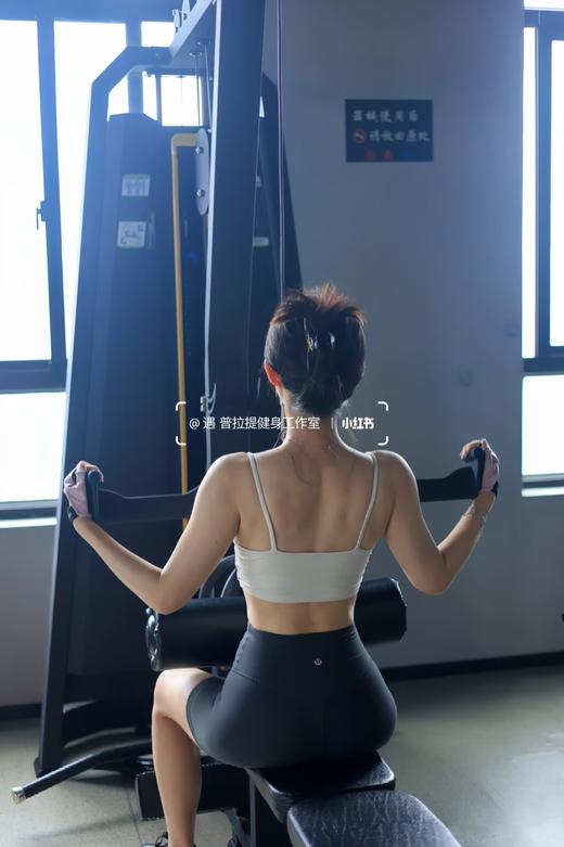 点此购买 lulu露露Flow Nulu女士一体式运动上衣 my 323932 商品图3