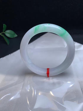 620448，56飘绿正圈手镯 ，底妆均匀干净，润润的 ，一截清新阳绿色