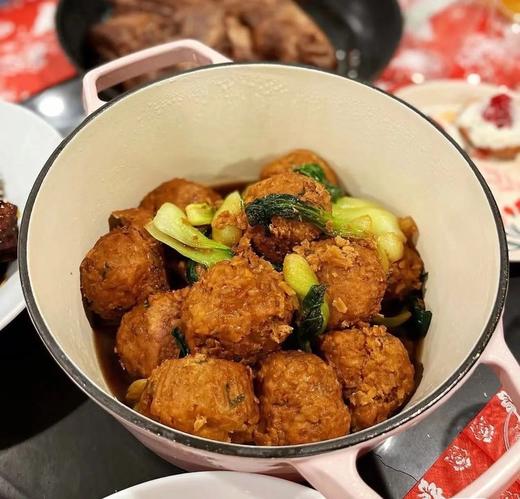 上桌就秒光的【璕锦生态猪鲜肉圆❤️】​ 一颗颗圆滚滚的小可爱，外皮酥脆纯香，内里鲜嫩多汁，一口一个，满口溢香，简直是味蕾的双重奏乐🎵！​ ⭐泰州本土新鲜生态猪肉现做❗​ 商品图8