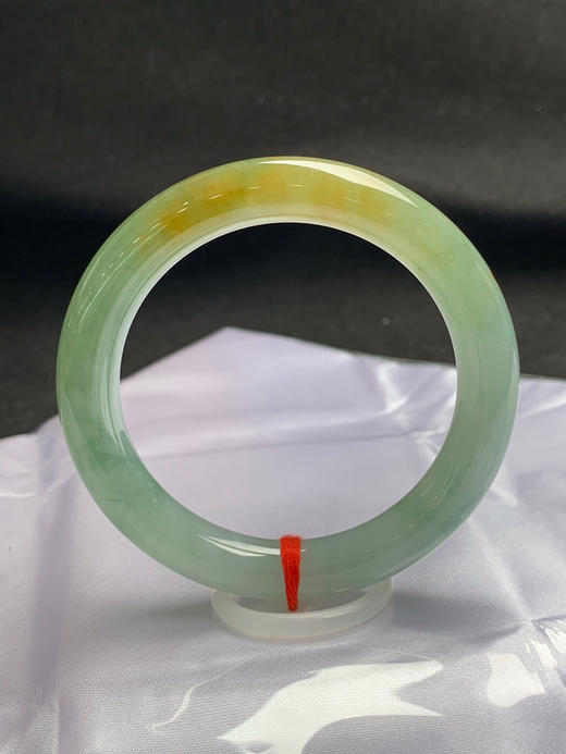 620457，53.8圈口，糯冰晴底飘黄翡圆条美人条，晴绿底色飘黄翡，种老水足 商品图0