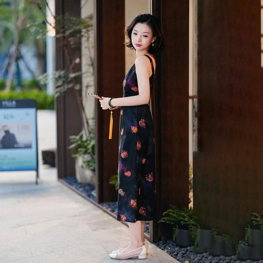西子/【彩葫吊带】重磅22姆米桑蚕丝七彩宝葫芦印花V领收腰宽肩吊带黑色长裙/CQTJ280 商品图1