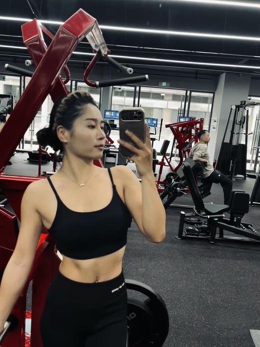 点此购买 lulu露露Flow Nulu女士一体式运动上衣 my 323932 商品图1