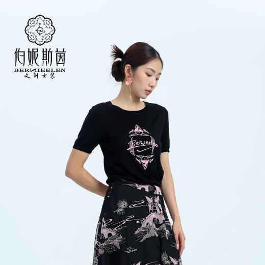 伯妮斯茵 | 复古文艺 绿色人面鱼纹提花针织上衣 文物纹样工艺 修身显瘦 气质出游款  人面鱼纹图案撞色提花针织衫SZ2E02-漆黑、庭芜绿、紫薄汗 商品图1