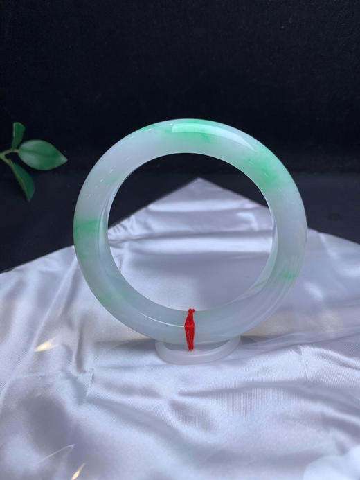 620454，58.8飘阳绿手镯，条形不错，飘阳绿色， 甜甜的，润润的，干净清新 商品图3