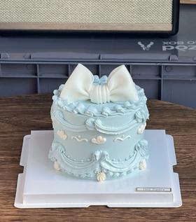 蓝色裱花蝴蝶结蛋糕 n