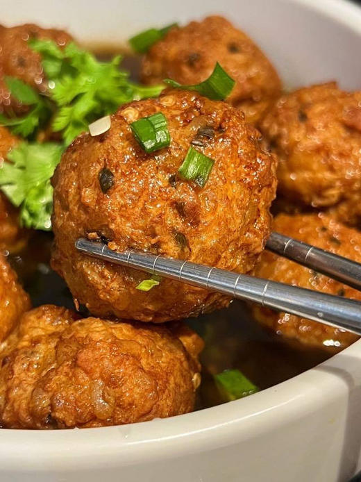 上桌就秒光的【璕锦生态猪鲜肉圆❤️】​ 一颗颗圆滚滚的小可爱，外皮酥脆纯香，内里鲜嫩多汁，一口一个，满口溢香，简直是味蕾的双重奏乐🎵！​ ⭐泰州本土新鲜生态猪肉现做❗​ 商品图3