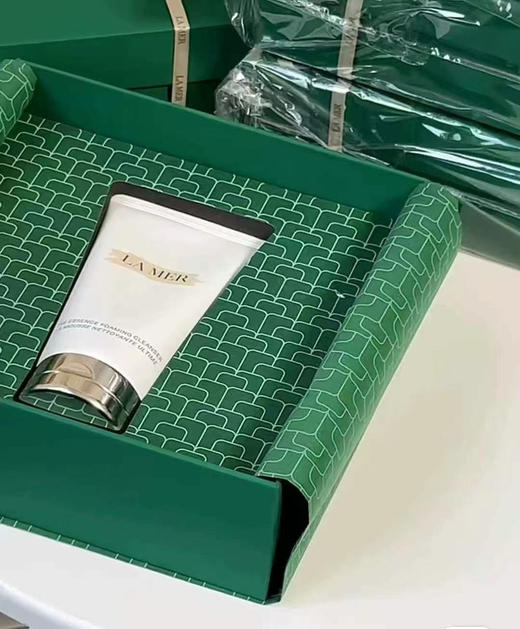 预售5-7天～国柜海蓝之谜精粹水精粹乳套盒 面霜 洗面奶 礼盒+礼袋 商品图6