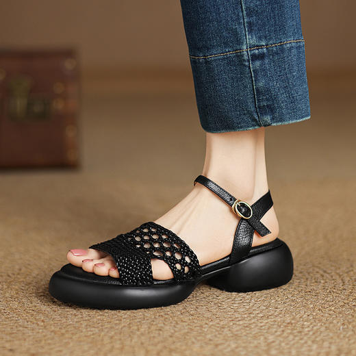 【预售5天】法式编织镂空厚底凉鞋女夏2025新款中跟露趾软底一字带鱼嘴罗马鞋&5-923 商品图3