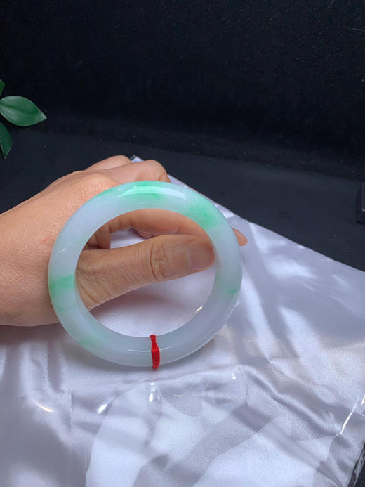 620454，58.8飘阳绿手镯，条形不错，飘阳绿色， 甜甜的，润润的，干净清新 商品图5