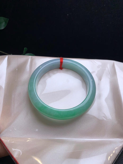 620453，57.8绿底正圈手镯，大半圈绿底色，底妆均匀干净，有水头 商品图4