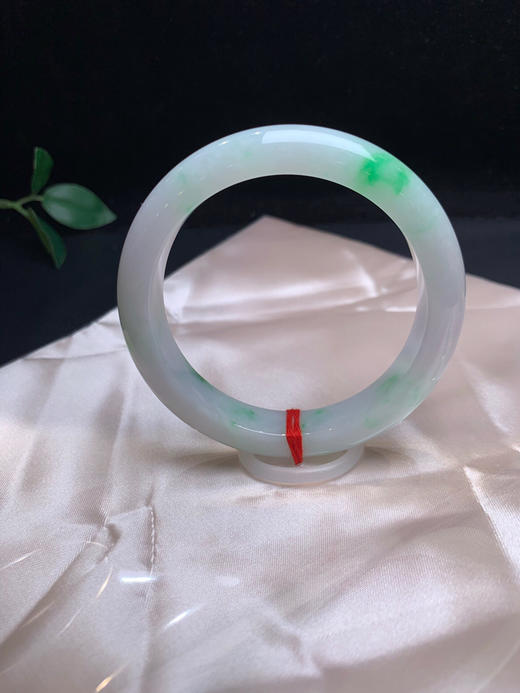 620449，58 飘阳绿正圈手镯 ，清新干净的底色，飘几抹阳绿，秀气 商品图2