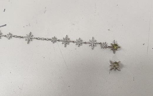 AE11523OX-1 apm MONACO 新款不对称流星耳钉女 气质时尚长款六芒星耳环设计感时尚银耳坠（宽高1*12.8cm） 商品图4