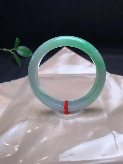 620453，57.8绿底正圈手镯，大半圈绿底色，底妆均匀干净，有水头 商品图1