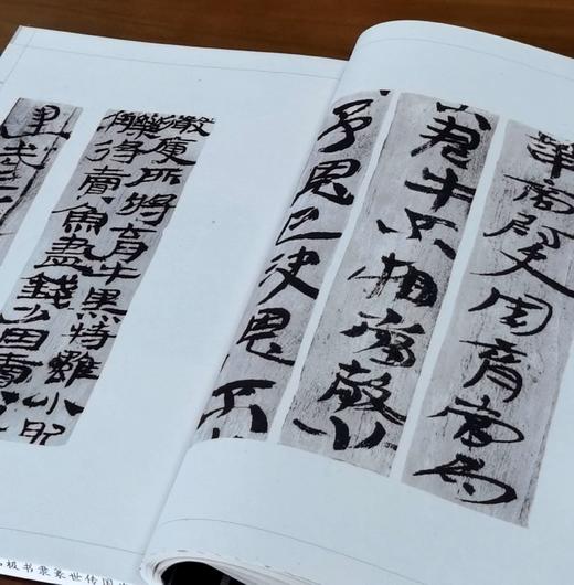 《中国传世篆隶书极品原色帖》，线装，大16开，330*225mm，一函三册，手工宣纸，李翰文编选，金坛市古籍印刷厂印刷， 万卷出版公司2008年12月一版一印，定价:840，售价:220 商品图12