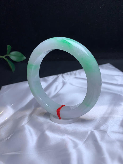 620454，58.8飘阳绿手镯，条形不错，飘阳绿色， 甜甜的，润润的，干净清新 商品图1