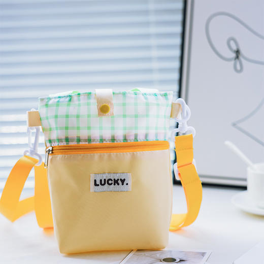 【美观时尚，携带便捷】多巴胺斜跨水杯袋 户外保温杯套 斜挎手拎水杯收纳袋-QQ 商品图7